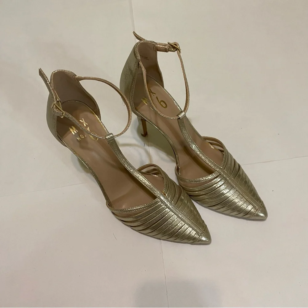 Mix No. 6 Metallic Gold Pointed Heels